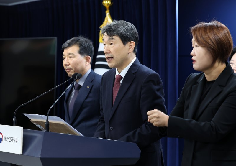 [서울=뉴시스] 배훈식 기자 = 이주호 사회부총리 겸 교육부 장관이 7일 오후 서울 종로구 정부서울청사에서 의과대학 학생 복귀 및 교육 정상화 관련 브리핑을 하고 있다. 2025.03.07. dahora83@newsis.com