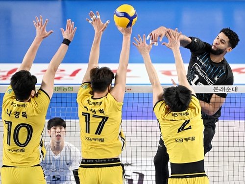 공격하는 현대캐피탈의 레오(맨 오른쪽) (출처=연합뉴스)