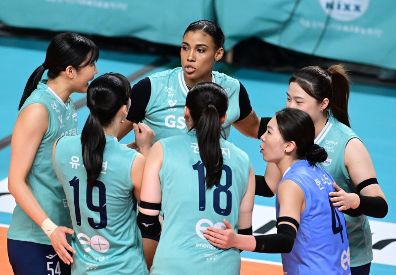 득점 후 기뻐하는 GS칼텍스 선수들 (출처=연합뉴스)