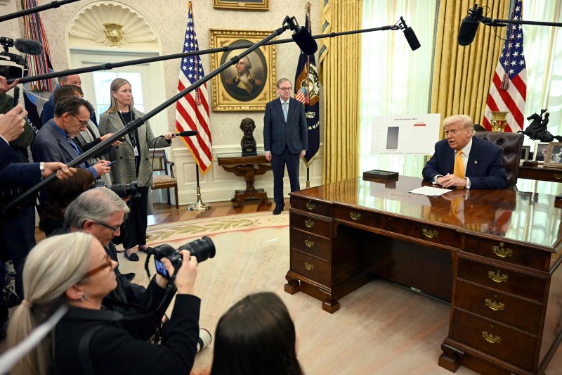 "한국은 아주 조금" 트럼프 반도체법 비난하며 한국 또 언급