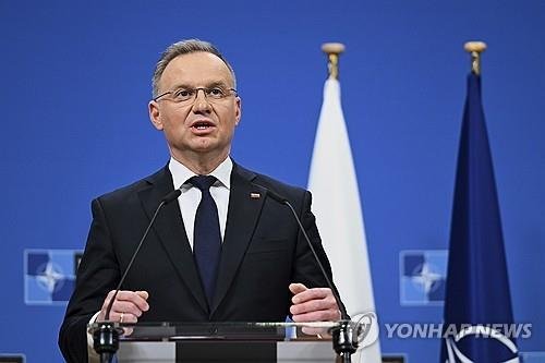 나토 본부에서 기자회견하는 폴란드 대통령 (출처=연합뉴스)