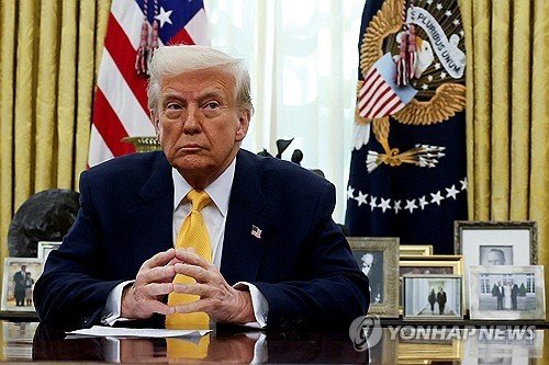 취재진과 문답하는 트럼프 (출처=연합뉴스)