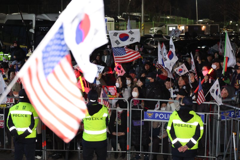 윤석열 토토 핫의 구속 취소를 인용한 7일 경기 의왕시 서울구치소 앞에서 윤 토토 핫 지지자들이 밤늦게까지 구호를 외치고 있다. /사진=뉴스1