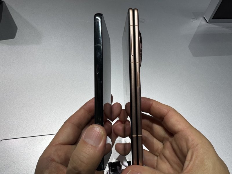 [바르셀로나(스페인)=뉴시스] 중국 제조사 아너가 세계 최대 이동통신 전시회 MWC25에서 초박형 폴더블폰 매직V3를 공개했다. 사진은 갤럭시S22(왼쪽)와 매직 V3 측면 비교. (사진=심지혜 기자)