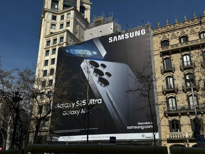 [바르셀로나(스페인)=뉴시스] 스페인 카탈루냐 광장에 삼성전자 갤럭시S25 대형 광고판이 설치돼 있다. (사진=심지혜 기자)