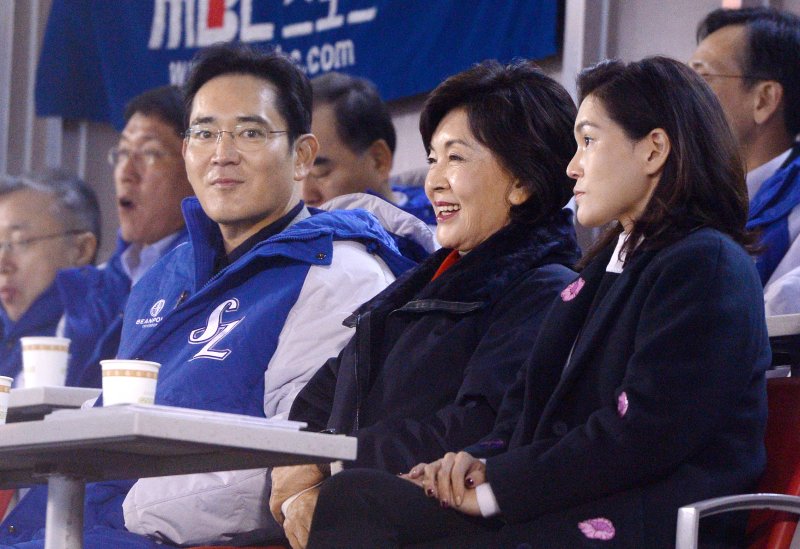 삼성전자 이재용 회장이 홍라희 관장, 이서현 사장과 2015 KBO 한국시리즈 3차전 두산 베어스와 삼성 라이온즈의 경기를 관전하고 있다. 2015.10.29/뉴스1 ⓒ News1 이동원 기자