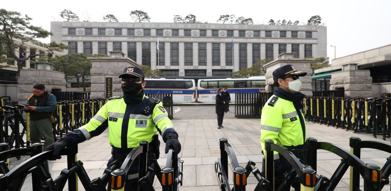 [서울=뉴시스] 김선웅 기자 = 윤석열 대통령 탄핵심판 선고가 임박하고 윤 대통령에 대한 취소 청구가 인용된 지난 7일 서울 종로구 헌법재판소에서 경찰이 경계를 서고 있다. 2025.03.08. mangusta@newsis.com