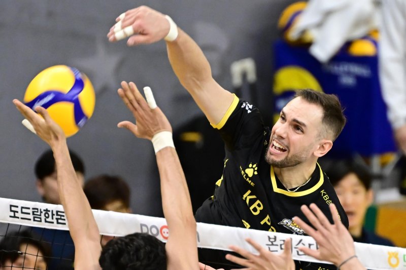 스파이크하는 KB손해보험의 비예나 (출처=연합뉴스)