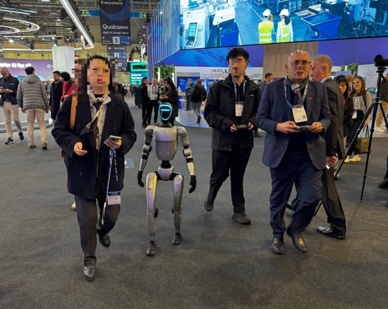 [바르셀로나(스페인)=뉴시스]MWC25가 개막한 3일(현지시간) 스페인 바르셀로나 피아 그란 비아에서 유니트리 휴머노이드 로봇이 걸어다니고 있다. (사진=심지혜 기자)