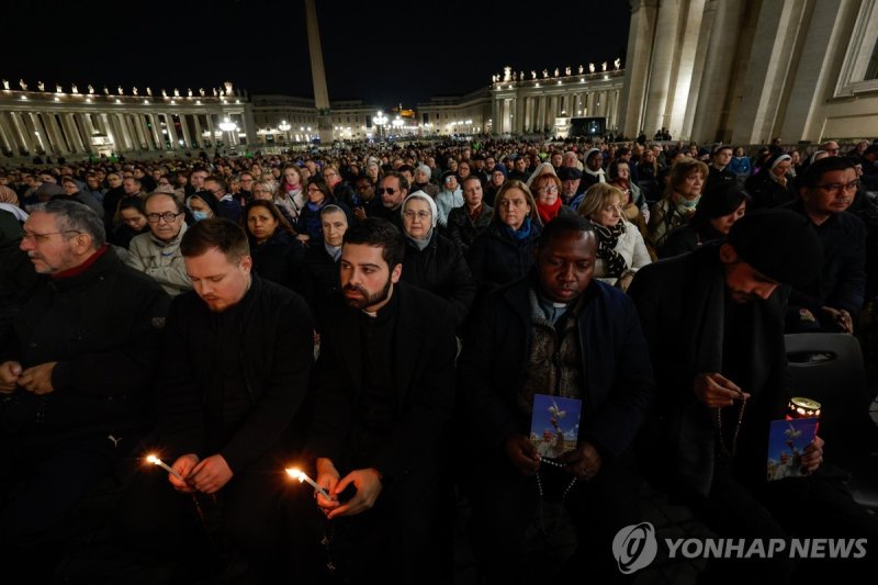 교황 쾌유 기원하는 신자들 (출처=연합뉴스)