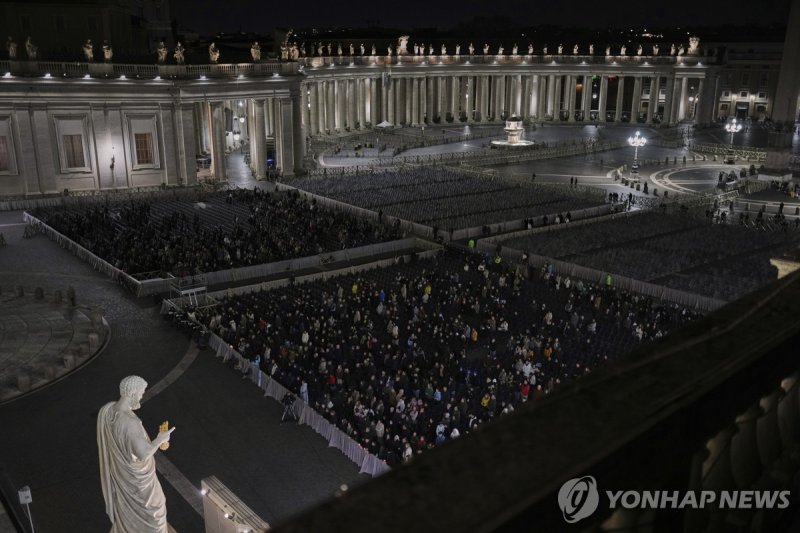 교황 쾌유 기원하기 위해 바티칸 성 베드로 광장에 모인 신자들 (출처=연합뉴스)