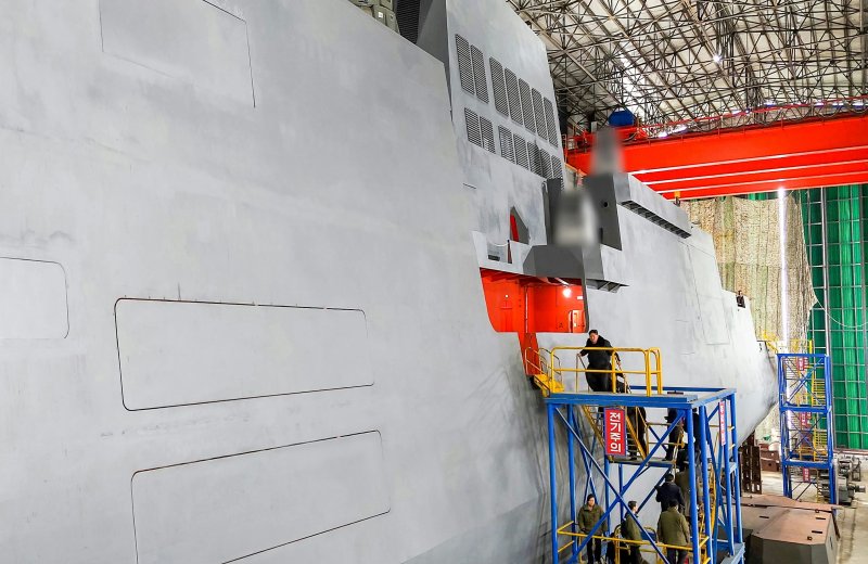 김정은, 핵잠 건조 현장 시찰…"해양 방위력 어디든 행사"