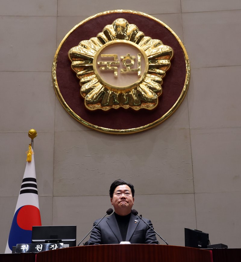 더불어민주당 박찬대 원내대표가 8일 서울 여의도 국회에서 열린 비상 의원총회에서 발언하고 있다. 연합뉴스
