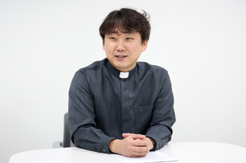 [서울=뉴시스] 박진희 기자 = 이재협 도미니코 신부가 지난 4일 서울 중구 천주교 서울대교구 홍보위원회에서 인터뷰를 하고 있다. 이 신부는 서울대교구 홍보위원회 언론담당으로 최근 출간한 프란치스코 교황 자서전 '희망' 국내 번역을 바티칸뉴스 번역팀과 공동으로 하였다. 2025.03.08. pak7130@newsis.com