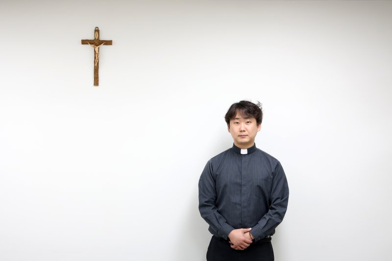 [서울=뉴시스] 박진희 기자 = 이재협 도미니코 신부가 지난 4일 서울 중구 천주교 서울대교구 홍보위원회에서 인터뷰를 하고 있다. 이 신부는 서울대교구 홍보위원회 언론담당으로 최근 출간한 프란치스코 교황 자서전 '희망' 국내 번역을 바티칸뉴스 번역팀과 공동으로 하였다. 2025.03.08. pak7130@newsis.com