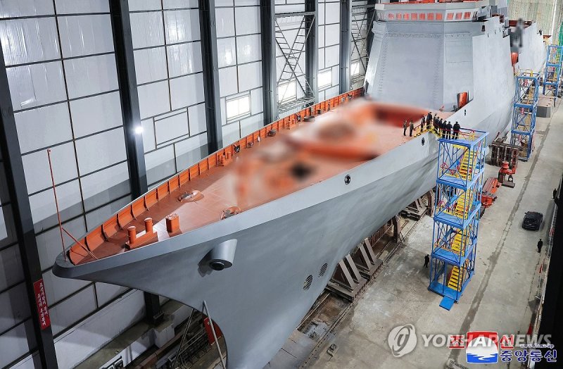 북한 김정은, 핵잠 건조실태 시찰 (출처=연합뉴스)