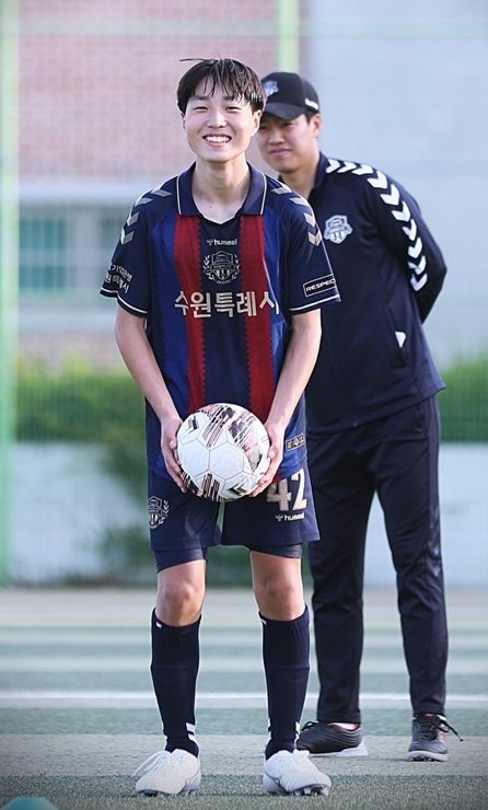 [서울=뉴시스] 축구 꿈나무 강민재 선수(마장중학교 3학년)의 올해 리그 첫 경기가 오는 14일 수원종합운동장에서 열린다. 민재가 토토 핫을 이겨내고 처음 주전선수로 참여하는 경기다. (사진=서울성모병원 제공) 2025.03.07. photo@newsis.com *재판매 및 DB 금지 /사진=뉴시스