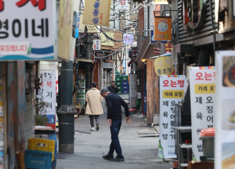 [서울=뉴시스] 김금보 기자 = 25일 서울시내 한 음식점 골목이 한산한 모습을 보이고 있다.가계 소비가 얼어붙으면서 지난해 자영업자들의 사업 실적이 10% 이상 악화된 것으로 나타났다. 한국메이저 토토 사이트인협회의 설문조사에 따르면 자영업자 10명 중 7명 이상인 72.6%는 지난해 매출이 전년에 비해 감소했다고 응답했으며, 감소폭은 평균 -12.8%로 조사됐다. 순이익 역시 72.0%가 전년 대비 감소했다고 밝혔으며, 감소폭은 평균 -13.3%로 집계됐다. 2025.02.25. kgb@newsis.com