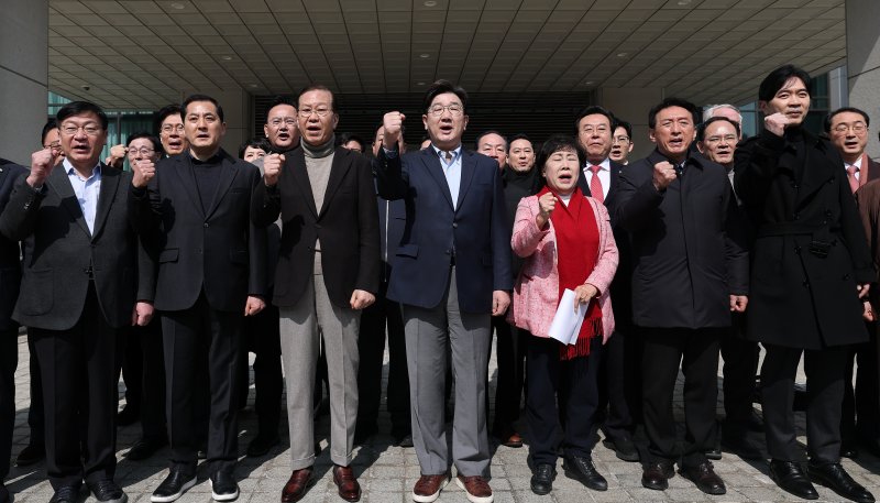 권영세 비상대책위원장과 권성동 원내대표를 비롯한 국민의힘 의원들이 8일 서울 서초구 토토 사이트 순위찰청 앞에서 열린 비상의원총회에서 윤석열 대통령의 즉각 석방을 촉구하는 구호를 외치고 있다. 뉴스1