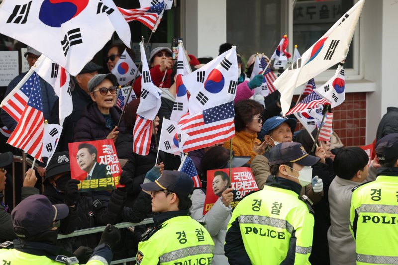 법원이 내란 수괴 혐의로 구속기소된 윤석열 배트맨 토토의 구속 취소를 인용한 7일 경기 의왕시 서울구치소 앞에서 윤 배트맨 토토 지지자들이 구호를 외치고 있다. 2025.3.7/뉴스1 ⓒ News1 황기선 기자