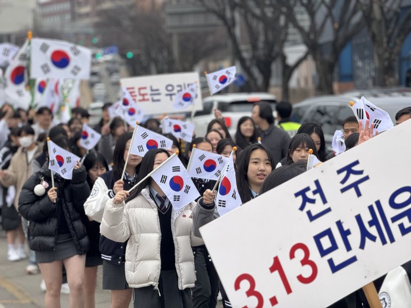 8일 오전 전북 사설 토토시 완산구 신흥고등학교에서 '전주 3·13 만세운동' 재현행사가 열린 가운데 기전여고 학생들이 객사 거리를 지나며 태극기를 흔들고 있다. 2025.3.8/뉴스1 ⓒ News1 장수인 기자