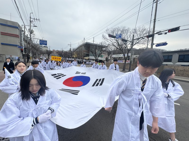 8일 오전 전북 사설 토토시 완산구 신흥고등학교에서 '전주 3·13 만세운동' 재현행사가 열린 가운데 신흥고학생들과 기전여고 학생들이 태극기를 들고 행진하고 있다. 2025.3.8/뉴스1 ⓒ News1 장수인 기자