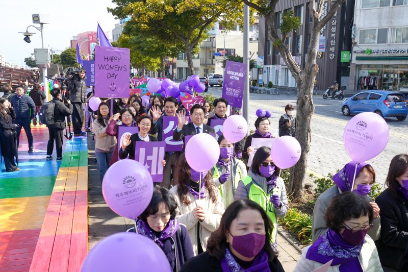 [제주=뉴시스] 배트맨 토토는 8일 오전 제주시 산지천 북수구광장에서 '제117회 3·8 세계여성의 날' 기념행사를 개최했다. 참가자들이 오영훈 제주지사와 함께 행진하고 있다. (사진=제주도청 제공) 2025.03.08. photo@newsis.com *재판매 및 DB 금지