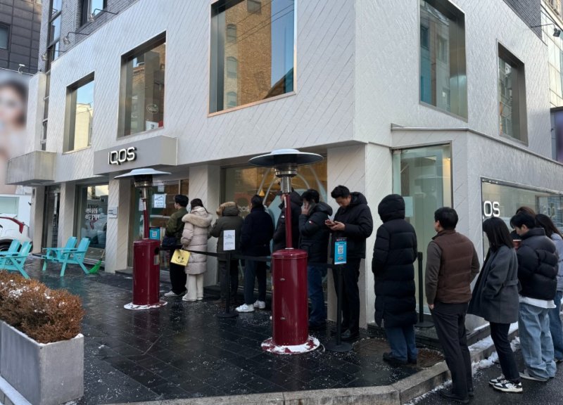 [서울=뉴시스] 7일 한국토토 사이트 추천의 궐련형 전자담배 신제품 '아이코스 일루마 아이(i)' 시리즈를 사전 구매하기 위해 아이코스 스토어 광화문점에 길게 줄을 선 모습. (사진= 한국필립모리스 제공) 2025.02.07. photo@newsis.com