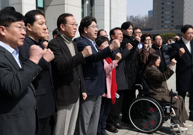 권영세 비상대책위원장과 권성동 원내대표를 비롯한 국민의힘 의원들이 8일 서울 서초구 대검찰청 앞에서 열린 비상의원총회에서 윤석열 토토 사이트의 즉각 석방을 촉구하는 구호를 외치고 있다. 2025.3.8/뉴스1 ⓒ News1 오대일 기자