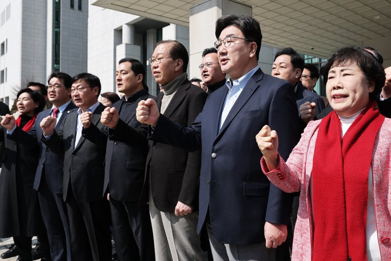 권영세 비상대책위원장과 권성동 원내대표를 비롯한 국민의힘 의원들이 8일 서울 서초구 대검찰청 앞에서 열린 비상의원총회에서 윤석열 토토 사이트의 즉각 석방을 촉구하는 구호를 외치고 있다. 2025.3.8/뉴스1 ⓒ News1 오대일 기자