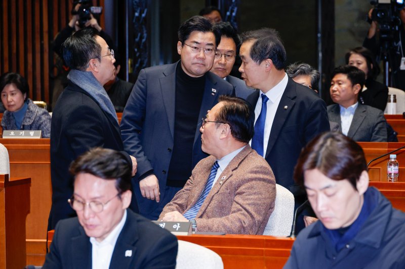 박찬대 더불어민주당 원내대표가 8일 오전 서울 여의도 국회에서 법원의 윤석열 토토 사이트 구속취소 인용과 관련해 열린 비상 의원총회에 참석해 이건태 의원, 박성준 원내수석부대표와 대화하고 있다. 2025.3.8/뉴스1 ⓒ News1 안은나 기자