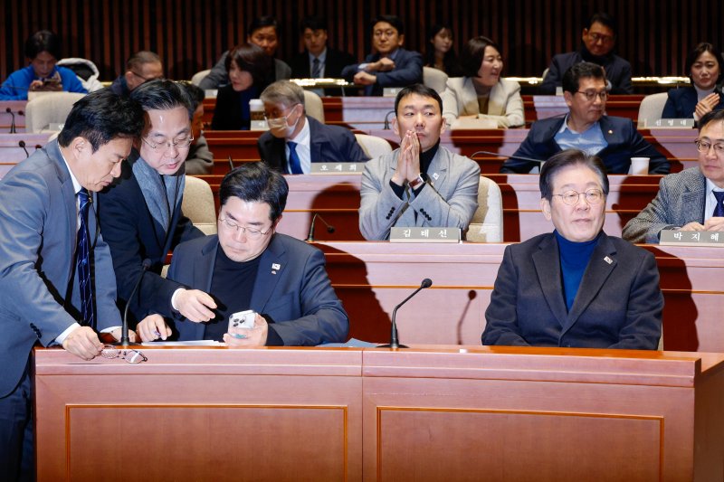 박찬대 더불어민주당 원내대표가 8일 오전 서울 여의도 국회에서 법원의 윤석열 토토 사이트 구속취소 인용과 관련해 열린 비상 의원총회에 참석해 박성준 원내수석부대표, 정진욱 비서실장과 대화하고 있다. 앞줄 오른쪽은 이재명 대표. 2025.3.8/뉴스1 ⓒ News1 안은나 기자