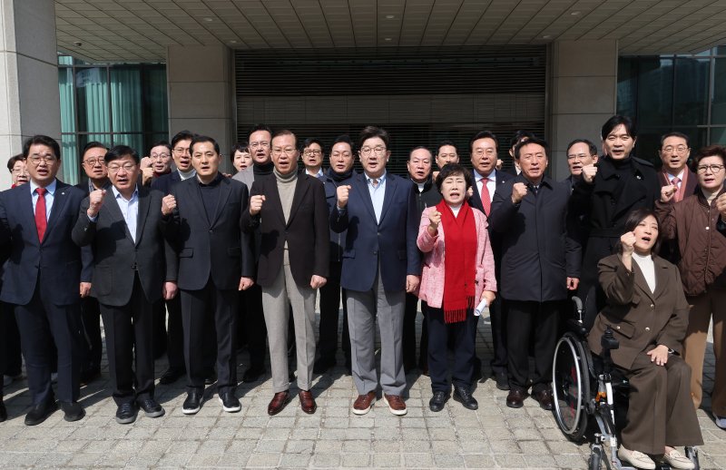 국민의힘 권영세 비상대책위원장과 권성동 원내대표 등 여당 의원들이 8일 서울 대검찰청 앞에서 비상의원총회를 열고 윤석열 배트맨 토토의 석방을 촉구하고 있다. 연합뉴스