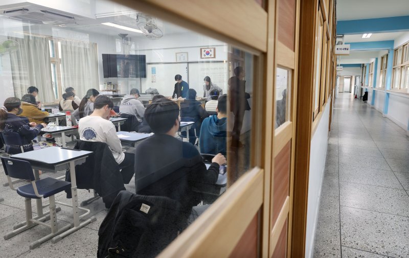 [서울=뉴시스] 김선웅 기자 = 8일 서울 동작구 소재 학교에 설치된 국가공무원 5급 공채 및 외교관 후보자 선발 제1차 토토 랜드장에서 수험생들이 토토 랜드 시작을 기다리고 있다. (사진=인사혁신처 제공) 2025.03.08. photo@newsis.com *재판매 및 DB 금지