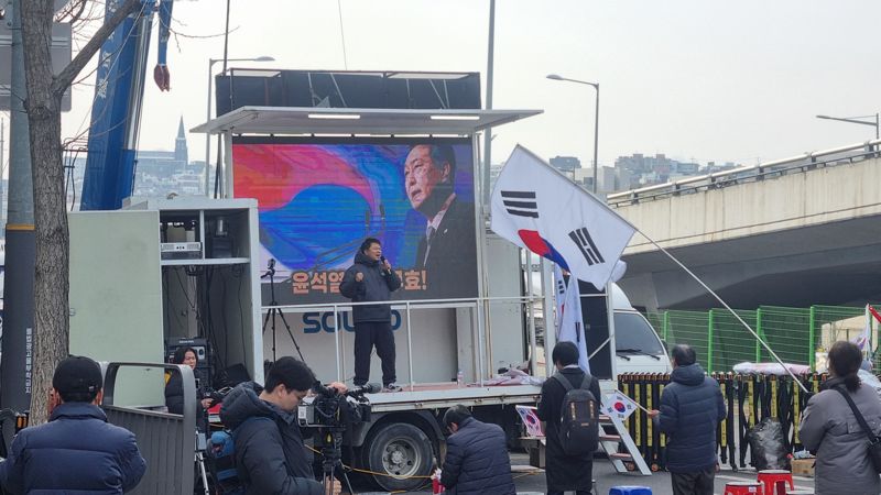 윤석열 대통령 지지자들이 8일 서울 용산구 한남동 대통령 토토 핫 앞에서 윤 대통령 즉각 석방을 요구하는 집회를 열고 있다. 사진=이해람 기자