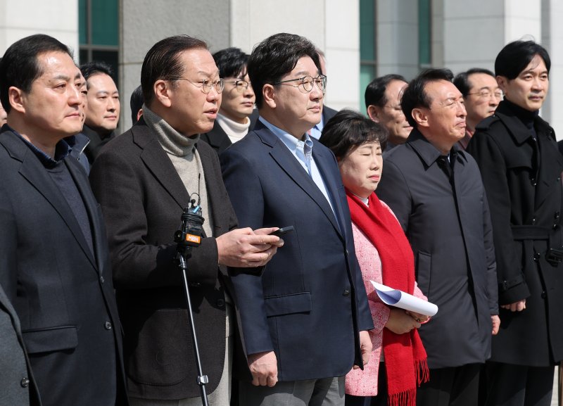 권영세 국민의힘 비상대책위원장이 8일 서울 서초구 대검찰청 앞에서 열린 젠 토토원총회에서 윤석열 대통령의 즉각 석방을 촉구하는 발언을 하고 있다. 2025.3.8/뉴스1 ⓒ News1 오대일 기자