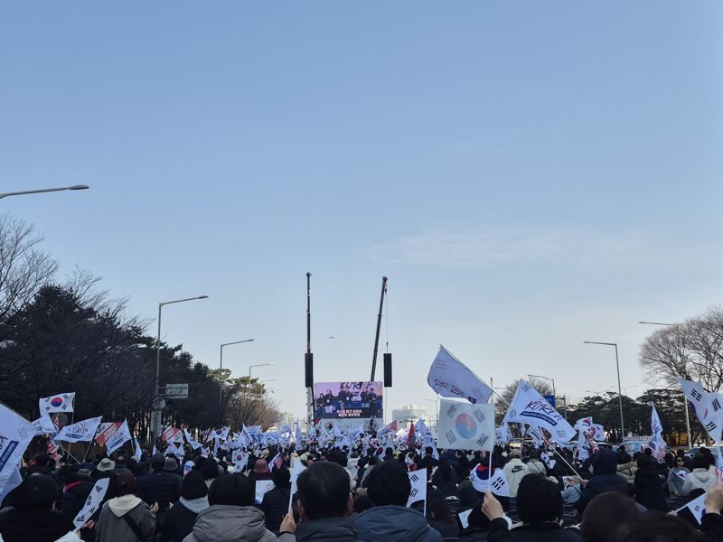 8일 서울 영등포구 메이저 토토 사이트대로 인근에서 손현보 세계로교회 목사가 이끄는 세이브코리아가 '국가 비상기도회'를 열고 있다. 사진=장유하 기자