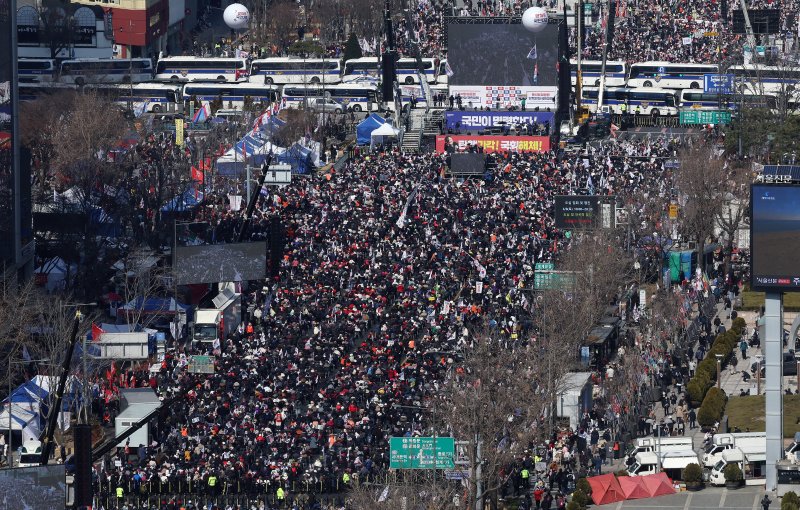 법원의 윤석열 대통령 토토 핫 취소 결정 이후 첫 주말인 8일 오후 광화문 광장 일대에서 열린 자유통일을 위한 국민대회에서 참가자들이 윤 대통령 탄핵 기각을 촉구하고 있다. /사진=뉴스1화상