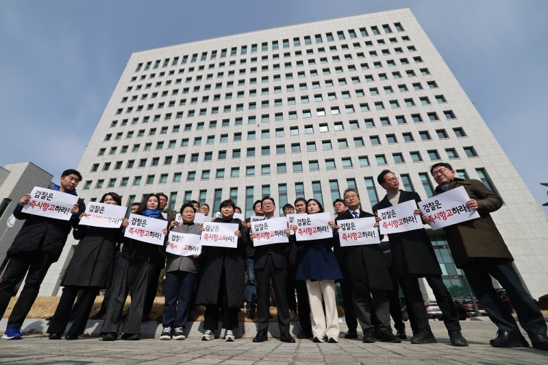 더불어민주당 법사위 소속 의원들이 8일 서울 서초구 대검찰청 앞에서 열린 ‘윤석열 구속취소 즉각 토토 커뮤니티 촉구’ 기자회견에서 구호를 외치고 있다. 2025.3.8/뉴스1 ⓒ News1 오대일 기자