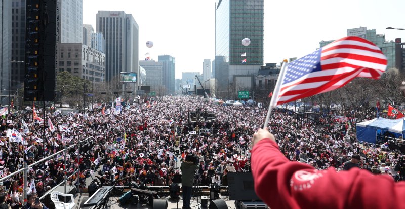 [서울=뉴시스] 김선웅 기자 = 윤석열 대통령에 대한 헌법재판소의 탄핵심판 선고가 임박한 8일 서울 세종대로 일대에서 친윤 성향 시민들이 집회를 열고 대통령 탄핵 기각을 토토 베이하고 있다. 2025.03.08. mangusta@newsis.com