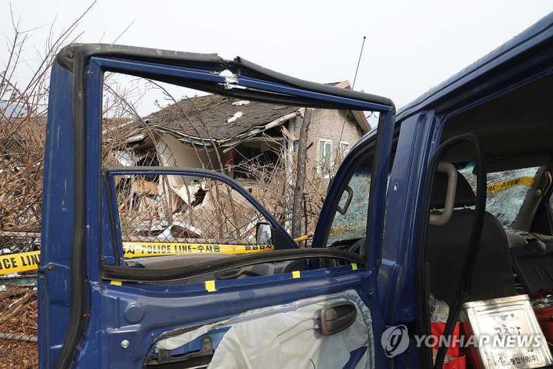 오폭으로 파손된 트럭 (출처=연합뉴스)