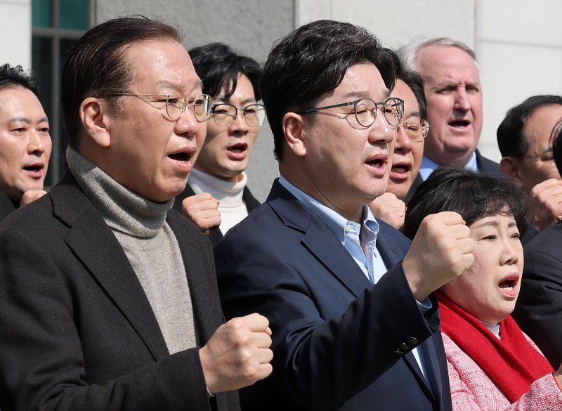 권영세 비상대책위원장과 권성동 원내대표를 비롯한 국민의힘 의원들이 8일 서울 서초구 토토 사이트 추천찰청 앞에서 열린 비상의원총회에서 윤석열 대통령의 즉각 석방을 촉구하는 구호를 외치고 있다. 2025.3.8/뉴스1 ⓒ News1 오대일 기자