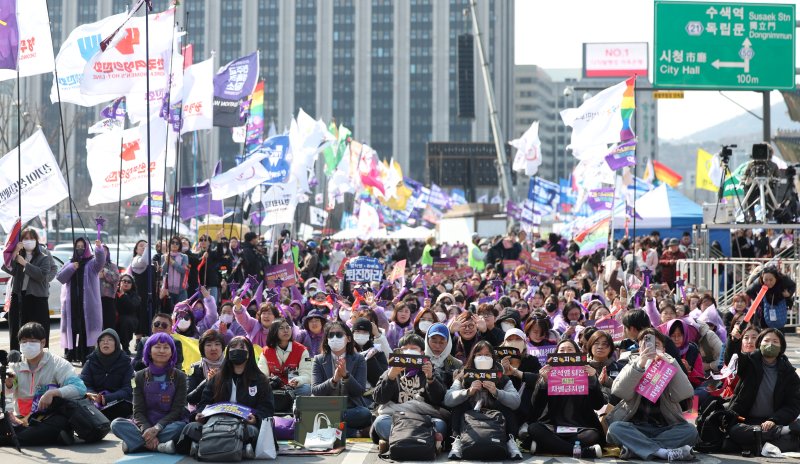 [서울=뉴시스] 김선웅 기자 = 8일 서울 종로구 광화문 인근에서 열린 3.8 세계토토 랜드 날 기념 제40회 한국여성대회에서 참가 시민들이 성평등 민주주의를 촉구하고 있다. 2025.03.08 mangusta@newsis.com