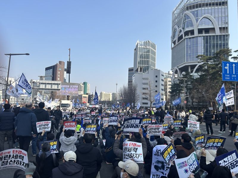 8일 서울 안국동 사거리에서 '윤석열 파면·국힘당 해산 130차 전국집중 촛불문화제'가 열리고 있다. 사진=강명연 기자