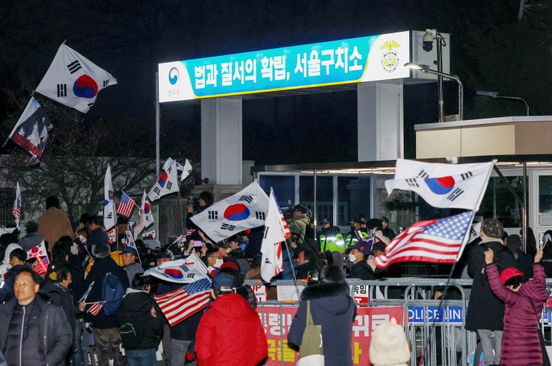 [의왕=뉴시스] 박주성 기자 = 법원이 윤석열 토토의 구속취소 청구를 인용한 7일 경기 의왕시 서울구치소 앞에서 윤 토토 지지자들이 구호를 외치고 있다. 2025.03.07. park7691@newsis.com