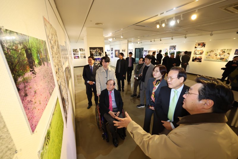 2025 토토 개막식이 열린 7일 전북자치도 전주시 한국전통문화의전당 기획전시실에서 오세림(오른쪽) 전북사진기자협회 협회장이 내빈들에게 전시장 라운딩을 하며 각 사진에 대해 설명하고 있다.(전북사진기자협회 제공. 재판매 및 DB금지)