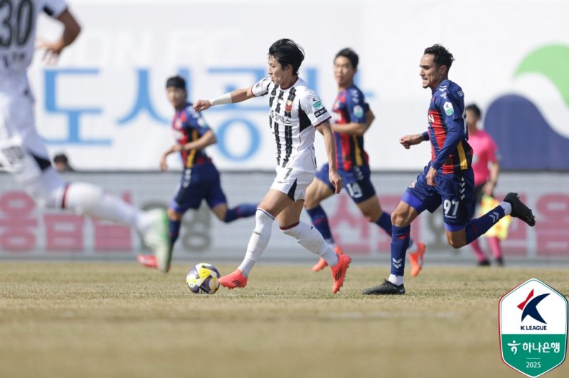 [메이저 토토 사이트=뉴시스] 프로축구 K리그1 FC메이저 토토 사이트의 정승원, 수원FC의 루안. (사진=한국프로축구연맹 제공) *재판매 및 DB 금지