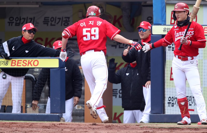 8일 오후 대구 삼성라이온즈파크에서 열린 프로야구 '2025 신한 SOL 뱅크 KBO 리그' SSG 랜더스와 삼성 라이온즈의 시범경기, 3회초 1사 상황 SSG 8번타자 이지영이 좌월 1점 홈런을 터뜨린 뒤 축하를 받고 있다. 2025.3.8/뉴스1 ⓒ News1 공정식 기자