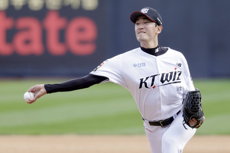 [수원=뉴시스] 최동준 기자 = 9일 사설 토토도 수원케이티위즈파크에서 열린 2024 KBO 포스트시즌 준플레이오프 4차전 LG 트윈스와 kt 위즈의 사설 토토에서 kt 고영표가 역투하고 있다. 2024.10.09. photocdj@newsis.com