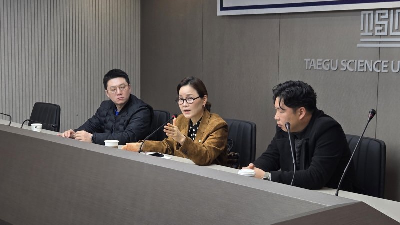 학부모들과 대화하는 임오경 의원(중앙) (출처=연합뉴스)